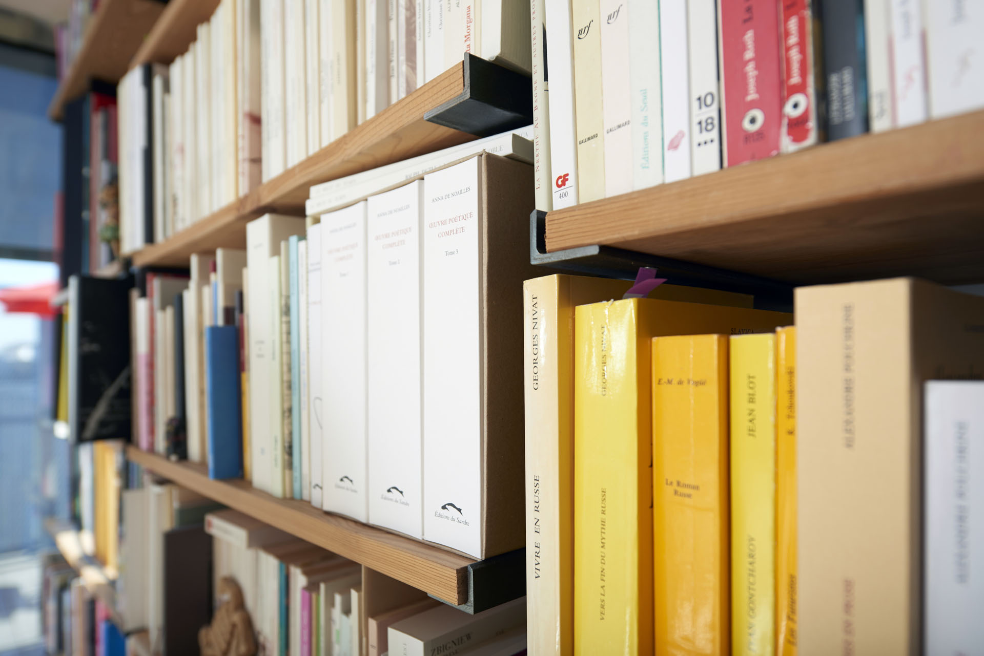 bilbiothèque sur mesure plateaux de bois et serrurerie